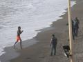 Guardias civiles esperan la llegada de un nuevo inmigrante en la playa del Tarajal