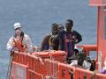 Salvamento Marítimo rescata a un nuevo grupo de inmigrantes en el puerto de  puerto de La Estaca, Valverde