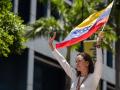 La líder opositora venezolana, María Corina Machado, agita una bandera ante seguidores este miércoles, en una manifestación en Caracas (Venezuela).