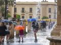 Transeúntes protegidos con paraguas durante las fuertes lluvias.