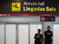 Dos agentes de la Policía Nacional en la puerta de llegadas de la terminal T1 del Aeropuerto Adolfo Suárez Madrid Barajas