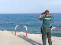 Un guardia civil vigila la costa de Ceuta