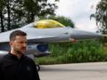 El presidente de Ucrania, Volodímir Zelenski, junto a un F-16