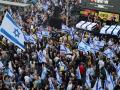 Miles de manifestantes portan banderas frente a los ataúdes simbólicos de los seis rehenes asesinados por Hamás