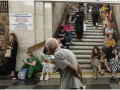 La gente se protege de los bombardeos rusos en el metro en Kiev