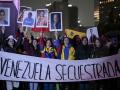 Venezolanos residentes en México sostienen una pancarta que dice "Venezuela secuestrada" durante una protesta contra el presidente venezolano Nicolás Maduro