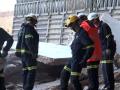 Labores de desescombro por los bomberos en el lugar del accidente