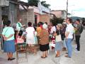 Un sacerdote celebra misa en plena calle de Cuba