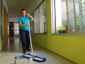 Limpiadora de Sadeco trabajando en un edificio público
