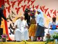 El Papa saluda a un niño durante una visita en la Caritas Technical Secondary School, en Port Moresby, Papúa Nueva Guinea