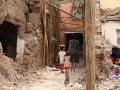 Una familia pasea entre casas destruidas por el terremoto que azotó hace un año la región de Marrakech (Marruecos)