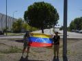 Simpatizantes del excandidato opositor a la Presidencia de Venezuela, Edmundo González Urrutia, en la puerta de la base aérea de Torrejón de Ardoz (Madrid)