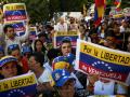 Decenas de personas durante una concentración frente al Congreso de los Diputados para reivindicar a Edmundo González presidente electo de Venezuela - Europa Press