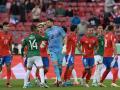 Tangana entre los futbolistas de Chile y Bolivia después del gol del empate de Vargas