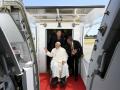 This handout photo taken and released on September 11, 2024 by the Vatican Media shows Pope Francis preparing to board a plane at Presidente Nicolau Lobato International Airport in Dili before departing for Singapore. (Photo by Handout / VATICAN MEDIA / AFP) / RESTRICTED TO EDITORIAL USE - MANDATORY CREDIT "AFP PHOTO / Vatican Media" - NO MARKETING NO ADVERTISING CAMPAIGNS - DISTRIBUTED AS A SERVICE TO CLIENTS