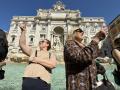 Turistas lanzan una moneda en la Fontana de Trevi