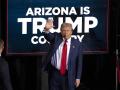 El expresidente estadounidense y candidato presidencial republicano Donald Trump saluda al salir después de hablar durante un evento de campaña en el Tucson Music Hall en Tucson, Arizona