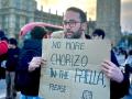 Un cómico valenciano sostiene una pancarta pidiendo el fin del chorizo en la paella