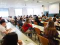 Estudiantes de Bachillerato en el aula atendiendo a las explicaciones del profesor