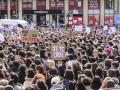 Miles de manifestantes mostraron este sábado en París su apoyo a Gisèle Pelicot, la mujer a la que su marido drogó durante años para que fuese violada por decenas de desconocidos