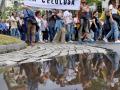 Decenas de personas durante una nueva protesta contra la empresa de celulosa Altri en la  Xunta de Galicia, en Santiago de Compostela.