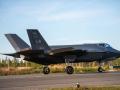 Un F-35 norteamericano aterriza durante el ejercicio BAANA 2024 en la franja de la autopista Hosio, Ranua, Finlandia