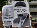 Manifestantes sostienen carteles contra el Gobierno de Nicolás Maduro y para exigir la libertad de los presos políticos durante una protesta en la embajada de Brasil en Caracas