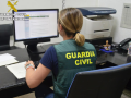 Un agente de la Guardia Civil, practicando diligencias, en una imagen de archivo