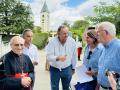 El cardenal Rouco, con varios peregrinos españoles, en Medjugorje