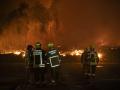 Los bomberos se reúnen y se preparan para hacer frente a un incendio forestal en el pueblo de Veiga en Agueda, Aveiro