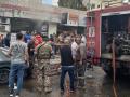 Distintas personas se reúnen en el lugar de una explosión de un dispositivo en Saida, en el sur del Líbano