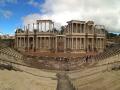 Construido entre los años 16 y 15 antes de Cristo, el Teatro Romano de Mérida puede considerarse como el teatro más antiguo de España en funcionamiento. Sin embargo, esta medalla de oro tiene trama, y es que el teatro estuvo abandonado desde el IV hasta el año 1910, cuando se empezó a excavar, se sacó a la luz la mayor parte de su estructura, se restauró y se habilitó para volver a funcionar como teatro. El Teatro de Mérida acoge desde 1953 el Festival de Teatro Clásico, el más importante y antiguo en su género en España con la representación de las obras más emblemáticas del teatro griego y romano.