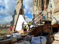 Operarios trabajando en la construcción de la Sagrada Familia, en Barcelona