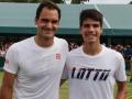 Roger Federer y Carlos Alcaraz en una imagen de archivo en Wimbledon 2019