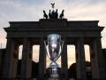 El trofeo de la Laver Cup y de fondo la Puerta de Brandemburgo