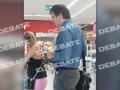 David Sánchez, hermano del presidente, comprando en un supermercado portugués