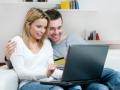 Una pareja haciendo compras por Internet