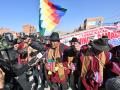 Partidarios del expresidente boliviano Evo Morales bloquean una carretera durante una protesta en Huarina, Bolivia