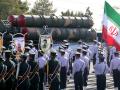 Un camión militar iraní transporta partes del sistema de misiles de defensa aérea S-300 durante el desfile militar anual que conmemora el aniversario del estallido de la guerra de 1980-1988 con el Iraq de Saddam Hussein, en Teherán