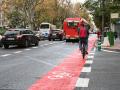 Un ciclista circula por el carril bici de Valencia