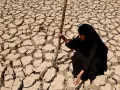 Una mujer iraní en un lago seco