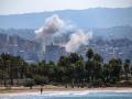 Una nube de humo estalla durante los ataques aéreos israelíes en una aldea al sur de Tiro, en el sur del Líbano