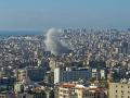 Columnas de humo se elevan desde el lugar del ataque aéreo israelí contra los suburbios del sur de Beirut