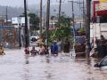 Ciudadanos de Acapulco afectados por el huracán John