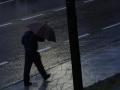 Un hombre se protege del viento y de la lluvia con un paraguas este jueves en Palas de Rei (Lugo)