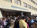 MADRID, 29/09/2024.- Centenares de aspirantes a personal fijo de RTVE en la categoría de informador se agolpan este domingo en el exterior de la Facultad de Ciencias Económicas de la Universidad Complutense de Madrid después de que el ente público haya decidido aplazar las oposiciones por "motivos de fuerza mayor". RTVE comunicará "en los próximos días" la nueva citación de la prueba a los 5.028 inscritos en este examen y ha pedido disculpas por el aplazamiento, que según el sindicato USO se debe a una filtración en las preguntas del examen de Información y Contenidos, lo que ha llevado a todos los sindicatos a suspender el proceso de oposición. EFE/ Ana Bornay