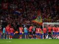 Los jugadores celebran con el Frente Atlético el empate ante el Real Madrid