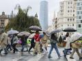 Personas se protegen con paraguas de la lluvia en Bilbao