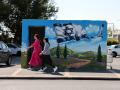 Dos niñas caminan frente a la entrada de un refugio antiaéreo en la ciudad de Safed, en el norte de Israel