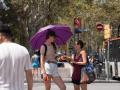 (Foto de ARCHIVO)
Una persona trata de protegerse del sol en Las Ramblas, a 18 de julio de 2023, en Barcelona, Catalunya (España). Trece comunidades continúan hoy en alerta por temperaturas muy altas, con especial incidencia en Aragón, Catalunya y en las Islas Baleares, donde hay aviso rojo (riesgo extremo) por valores que alcanzan hasta los 43ºC. En Barcelona, se pueden dar récords históricos de calor con hasta 45ºC debido a un fenómeno extremo, el domo de calor que consiste en el que una masa de aire cálido queda atrapado en una extensión geográfica durante un período de tiempo determinado.

David Zorrakino / Europa Press
18 JULIO 2023;OLA DE CALOR;TEMPERATURAS;CALOR;CAMBIO;CLIMÁTICO;CLIMA
18/7/2023